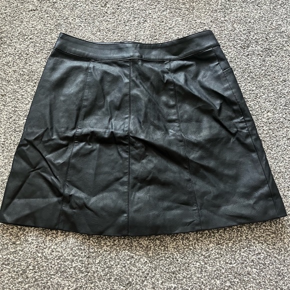 Black button leather skirt - Picture 3 of 4